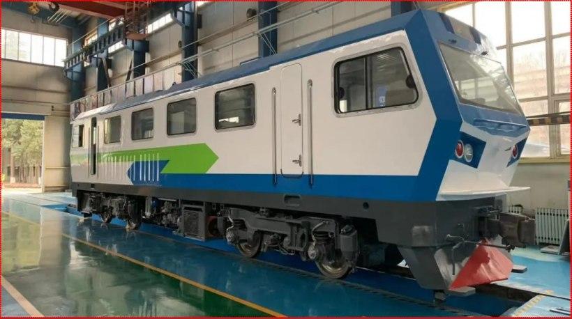 我国首台城市轨道交通新能源调车机车亮相，采用 800kWh 磷酸铁锂电池
